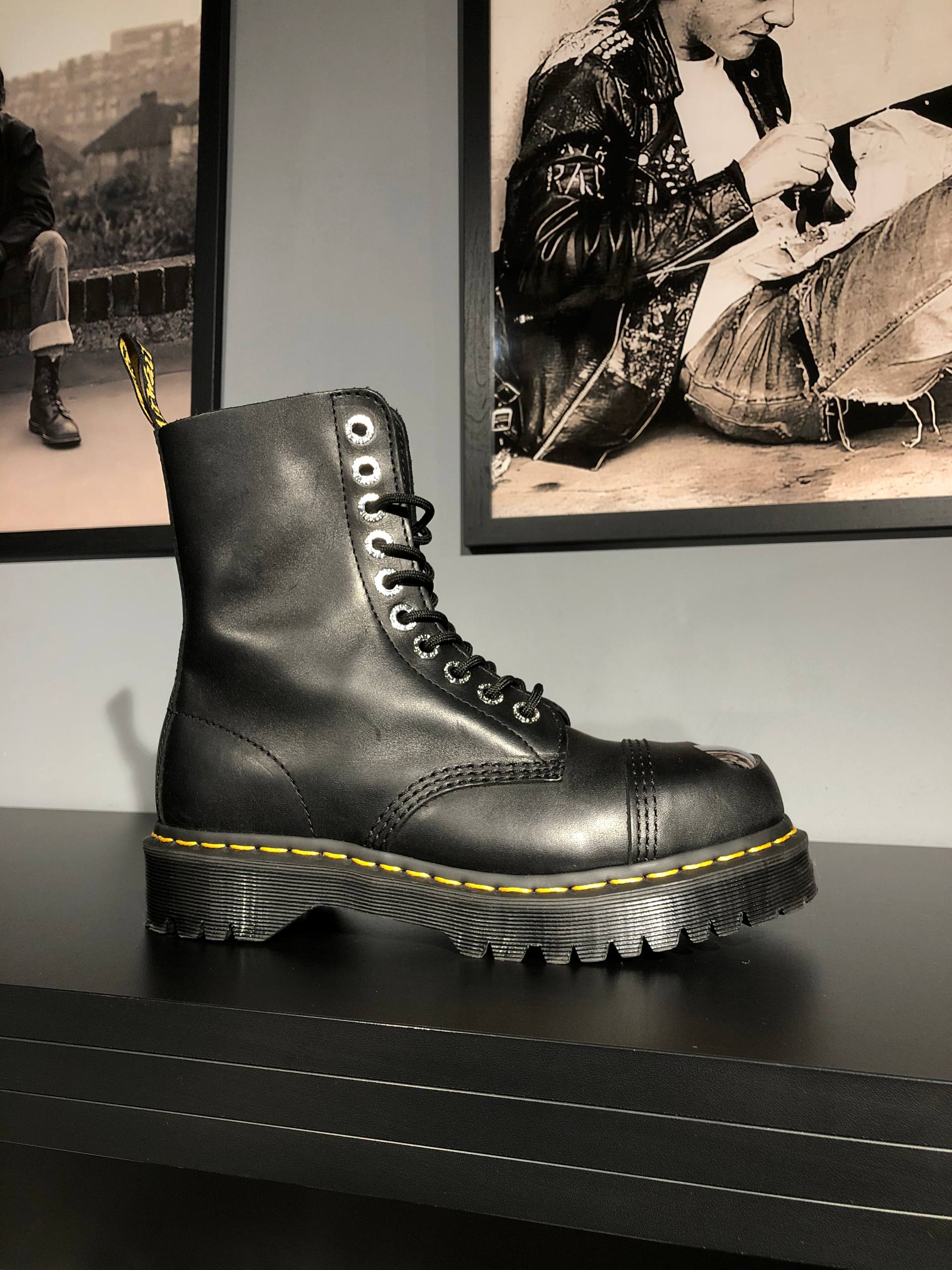 Dr. Martens 8761 BXB Black Luxor (UK 6 EU 39) Вживані оригінальні черевики Dr. Martens 8761 BXB Black Luxor (UK 6 EU 39) Рідкісна модель з м'якої шкіри в ідеальному стані.