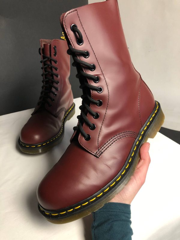 Вінтажні Dr. Martens 1490 - Cherry Red Smooth (UK 7 EU 41) купити в Україні, в хорошому стані Dr. Martens 1490 - Cherry Red Smooth (UK 7 EU 41) , вживані Dr. Martens 1490 - Cherry Red Smooth (UK 7 EU 41)