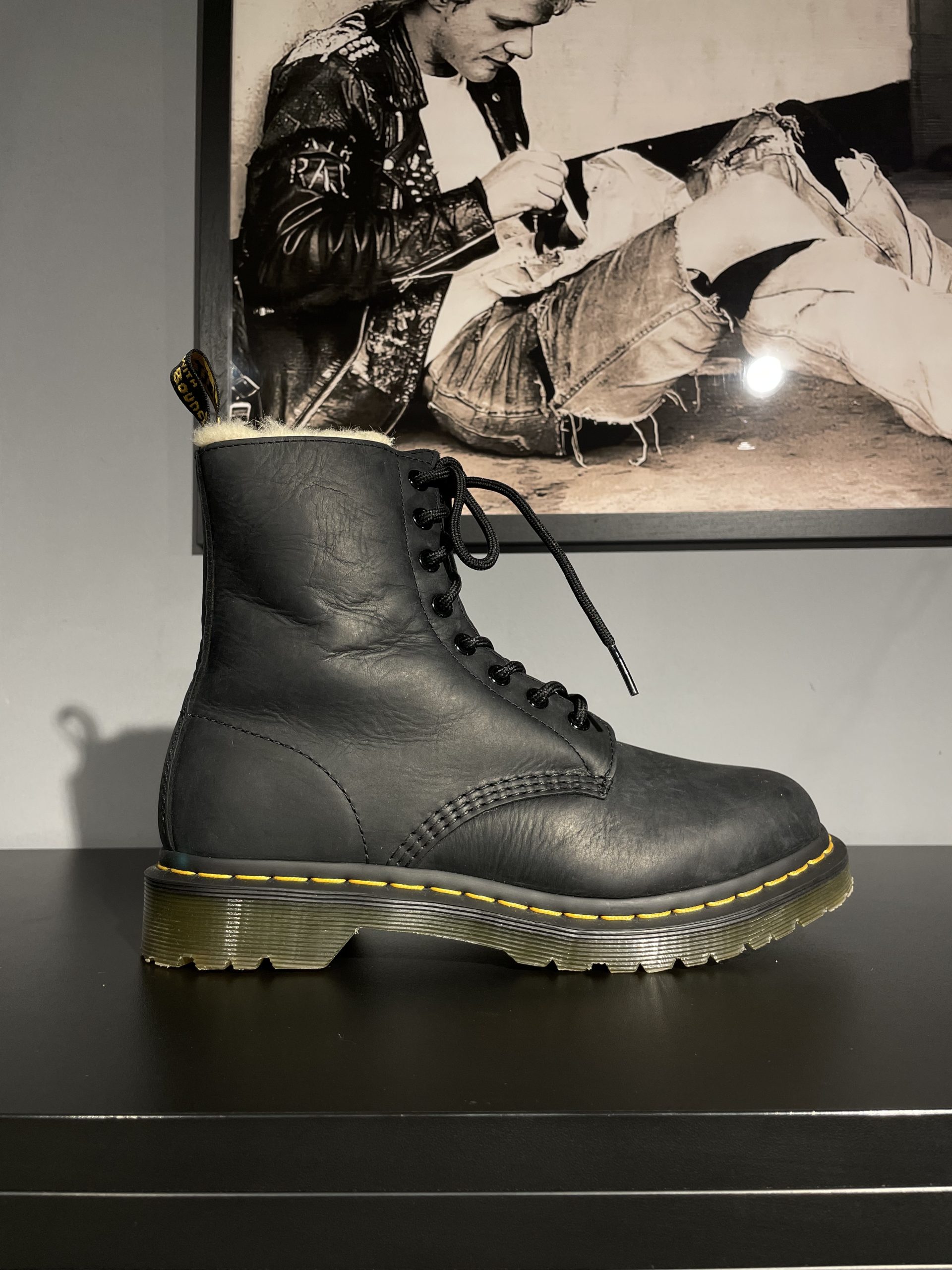 Dr. Martens Serena – Black Burnished Wyoming (UK 6 EU 39) (1) Вживані зимові черевики Dr. Martens Serena – Black Burnished Wyoming (UK 6 EU 39) в ідеальному стані з мінімальним зносом