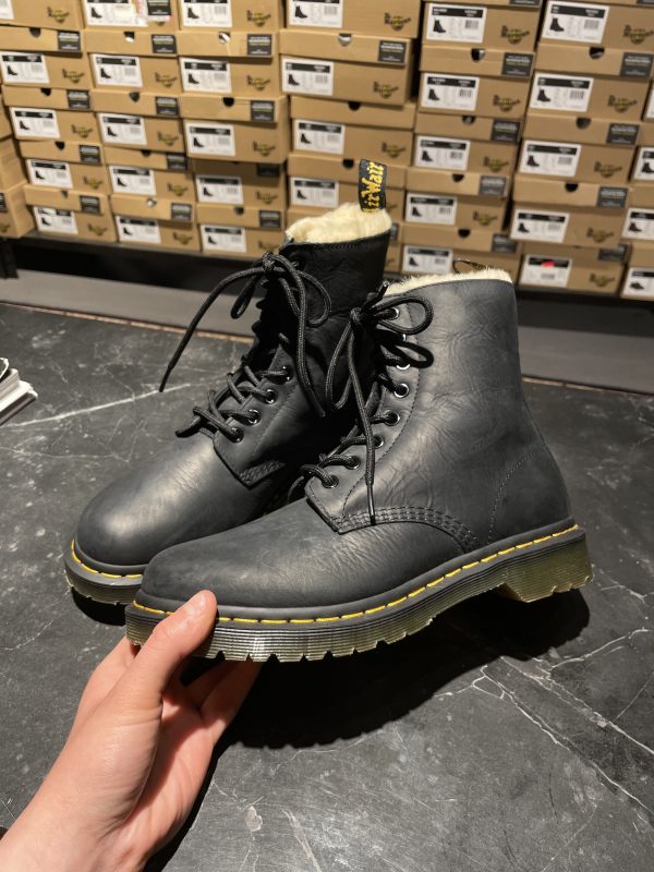Вживані зимові черевики Dr. Martens Serena – Black Burnished Wyoming (UK 6 EU 39) в ідеальному стані з мінімальним зносом