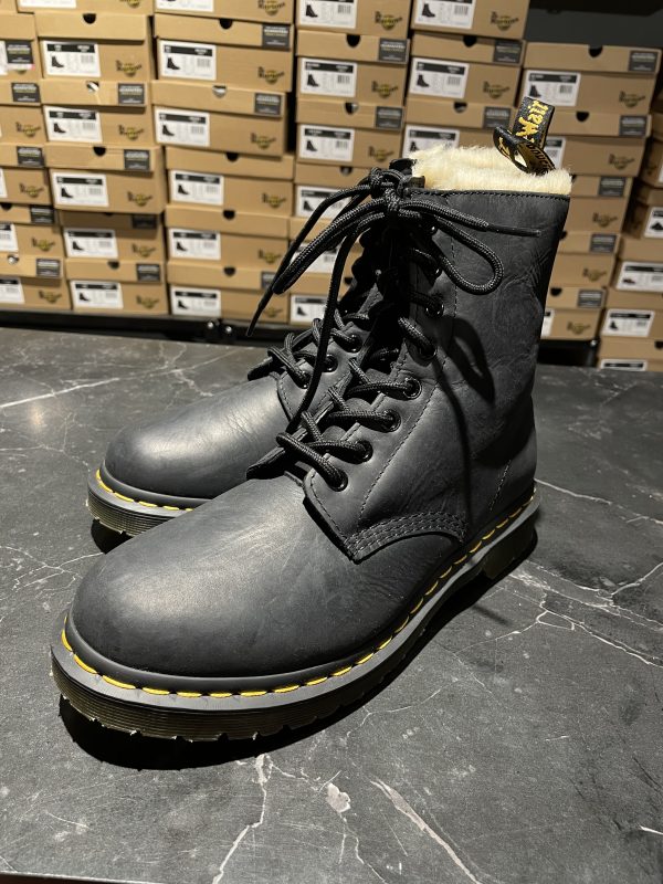 Вживані зимові черевики Dr. Martens Serena – Black Burnished Wyoming (UK 6 EU 39) в ідеальному стані з мінімальним зносом